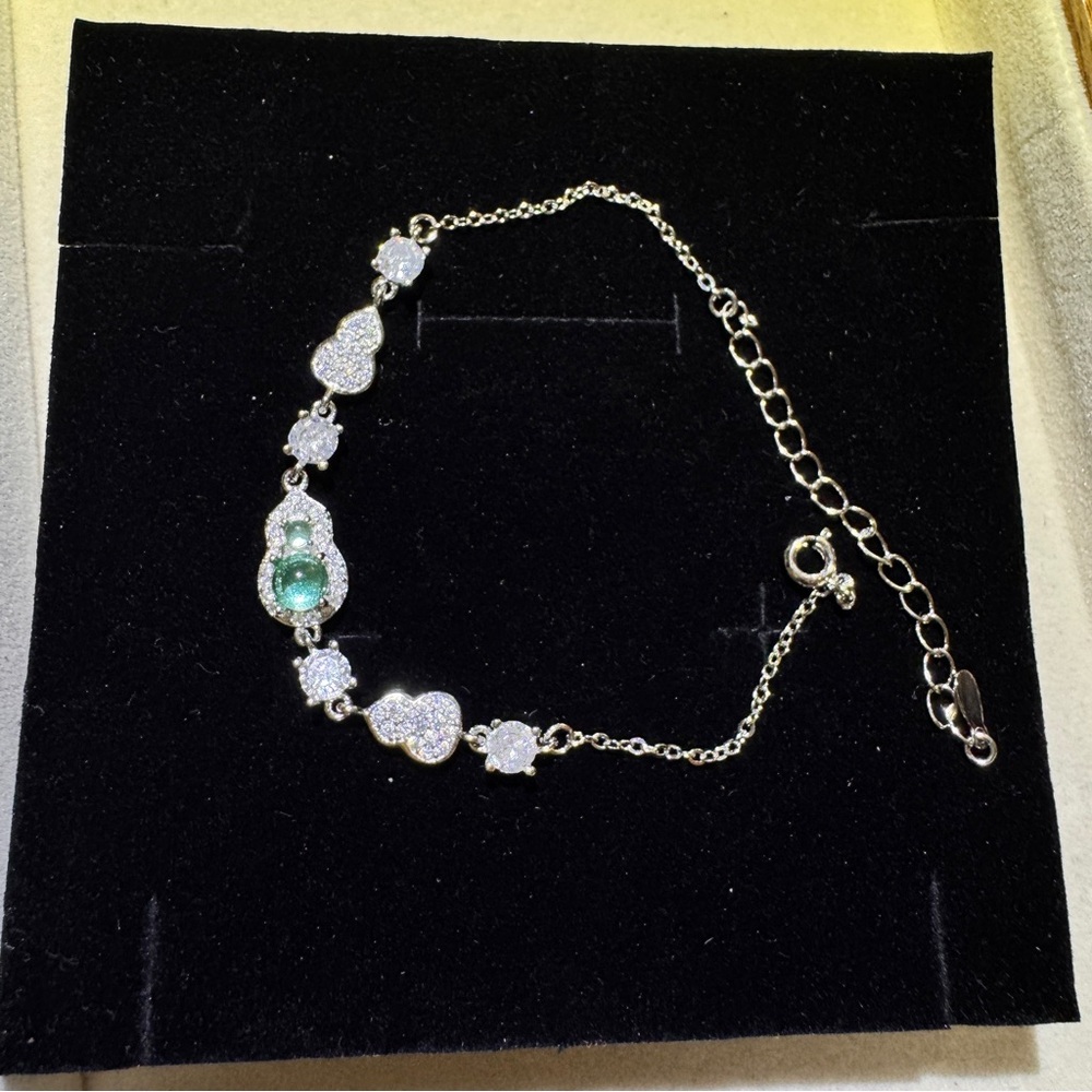 Elegant Silver and Green Hulu Bracelet